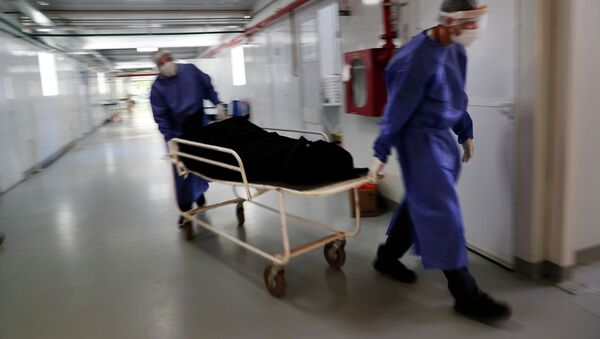 Медицинские работники переносят тело жертвы COVID-19 - Sputnik Кыргызстан