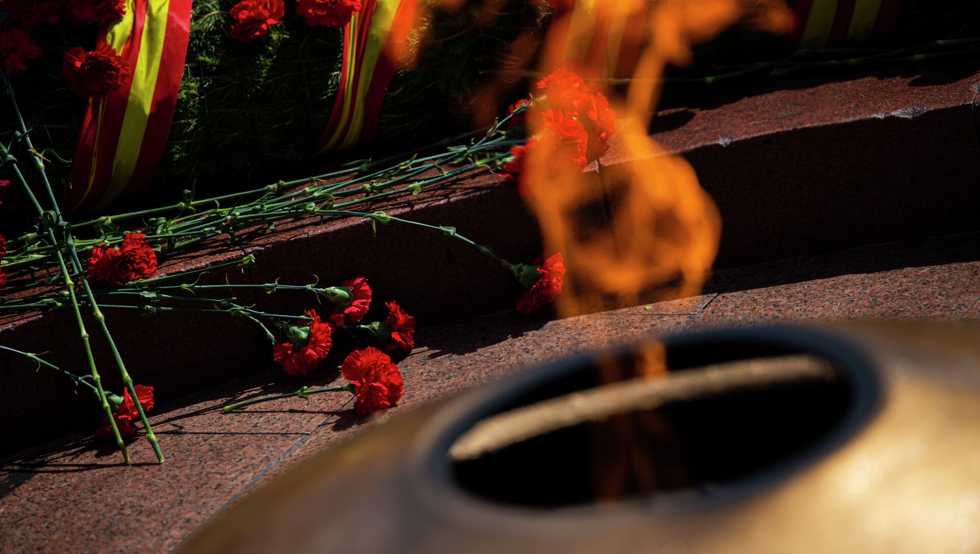 Митинг-реквием по случаю 76-й годовщины Победы в ВОВ на площади Победы в Бишкеке - Sputnik Кыргызстан, 1920, 10.05.2021