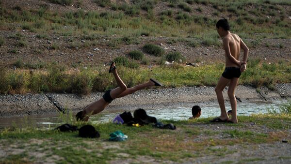 Дети купаются в канале. Архивное фото - Sputnik Кыргызстан