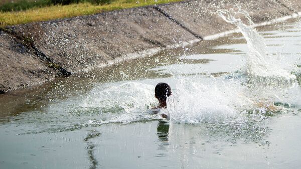Мальчик купается на канале. Архивное фото - Sputnik Кыргызстан