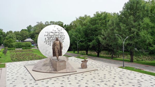 Памятник национальному герою Бишкек-баатыру в Бишкеке. Архив - Sputnik Кыргызстан