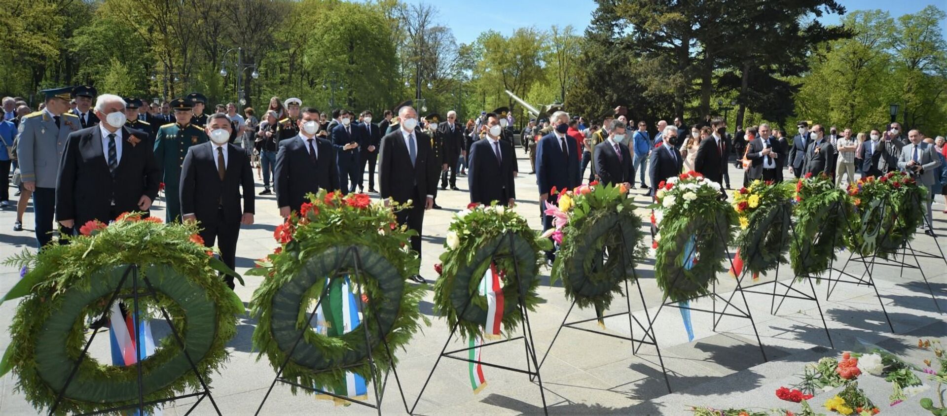 9 мая в Берлине посол Кыргызстана в ФРГ Эрлан Абдылдаев возложил венки к советским воинским мемориалам в Трептов-парке и парке Тиргартен - Sputnik Кыргызстан, 1920, 10.05.2021