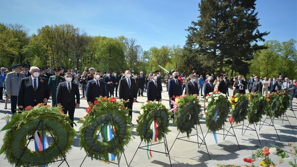9 мая в Берлине посол Кыргызстана в ФРГ Эрлан Абдылдаев возложил венки к советским воинским мемориалам в Трептов-парке и парке Тиргартен - Sputnik Кыргызстан