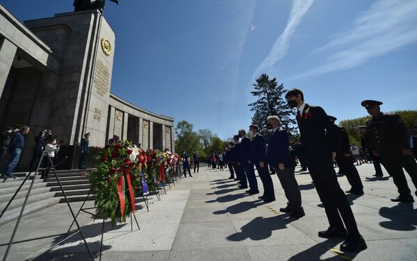 9 мая в Берлине посол Кыргызстана в ФРГ Эрлан Абдылдаев возложил венки к советским воинским мемориалам в Трептов-парке и парке Тиргартен - Sputnik Кыргызстан