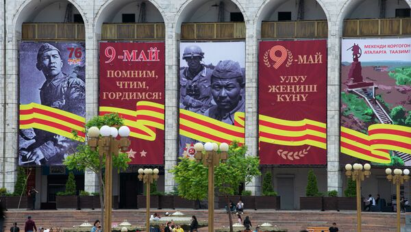 Баннер с солдатом вермахта в Бишкеке - Sputnik Кыргызстан