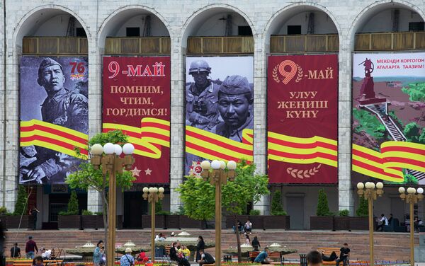 Баннер с изображением солдата вермахта на площади Ала-Тоо в Бишкеке - Sputnik Кыргызстан