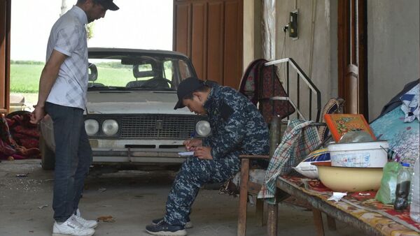 Возвращение угнанных автомобилей во время приграничного конфликта с РТ - Sputnik Кыргызстан