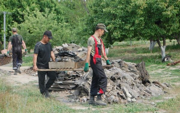 Согласно информации управления МЧС по Лейлекскому району, снесены 28 домов из 83 разрушенных - Sputnik Кыргызстан
