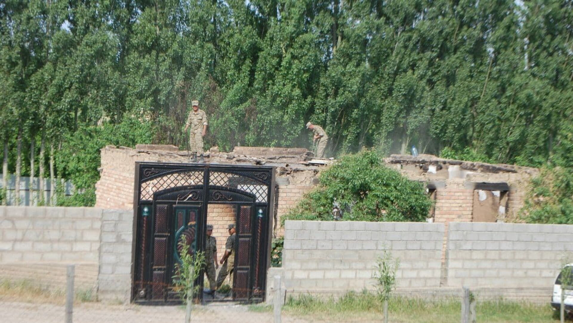 Восстановление домов и зданий в селе Максат после военного конфликта на кыргызско-таджикской границе - Sputnik Кыргызстан, 1920, 10.05.2021