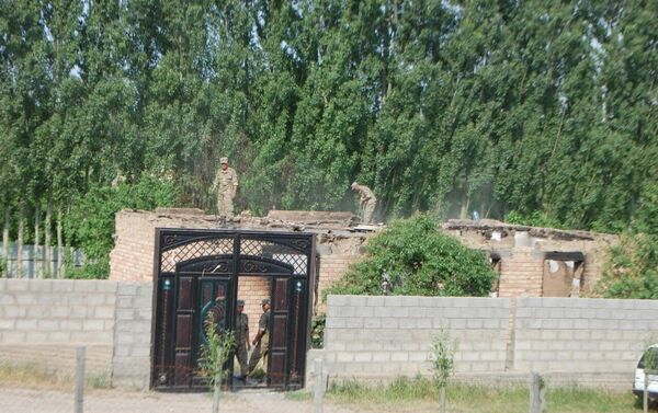 В селе Максат Баткенской области сносят сгоревшие в ходе приграничного конфликта дома - Sputnik Кыргызстан