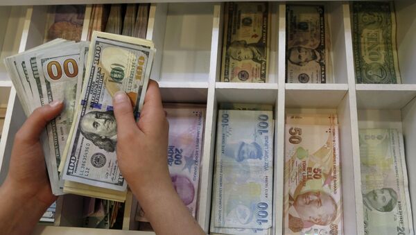 Сотрудник обменки считает доллары США. Архивное фото - Sputnik Кыргызстан
