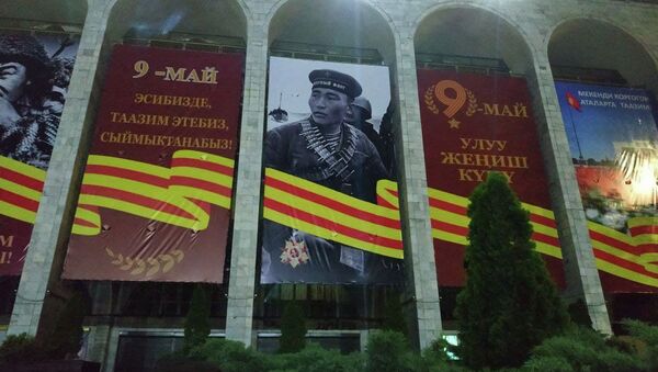 Баннер на фасаде здания Илбирс с изображением снайпера из Бурятии, который был установлен вместо солдата вермахта  - Sputnik Кыргызстан