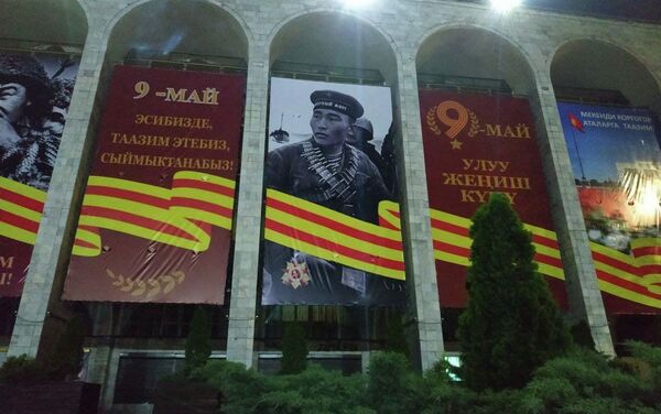 Баннер с изображением снайпера из Бурятии на площади Ала-Тоо в Бишкеке - Sputnik Кыргызстан