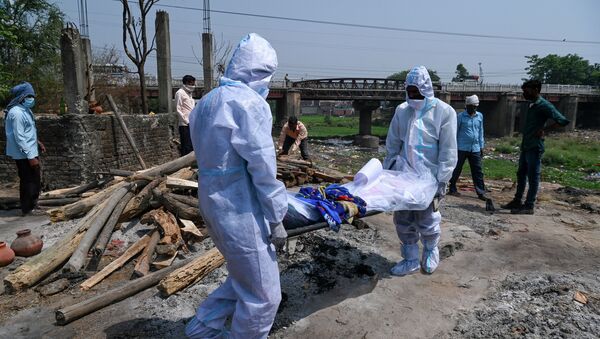 Родственники в СИЗах несут труп человека, умершего от COVID-19 в Морадабаде (Индия) - Sputnik Кыргызстан