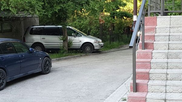 Автомобиль припаркованный в одном из дворов на улице Кольбаева в Бишкеке, в салоне которого найдено тело мужчины - Sputnik Кыргызстан