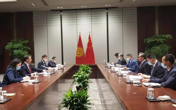11 мая прошли переговоры главы МИД Кыргызстана Руслана Казакбаева и члена Государственного совета, министра иностранных дел КНР Ван И. - Sputnik Кыргызстан