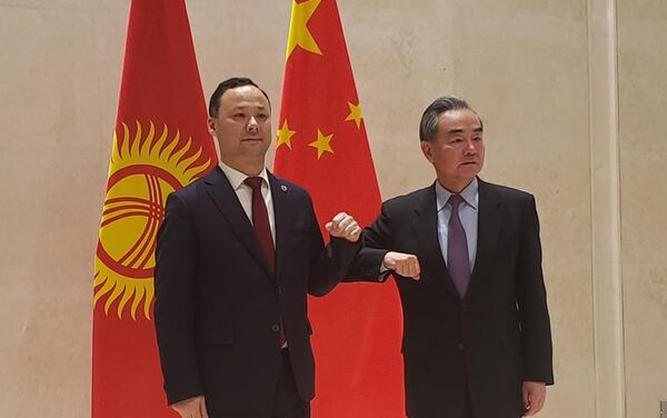 Китай пообещал выделить Кыргызстану грант в 54 миллиона долларов, а также не начислять дополнительные средства за отсрочку выплат по госдолгу - Sputnik Кыргызстан