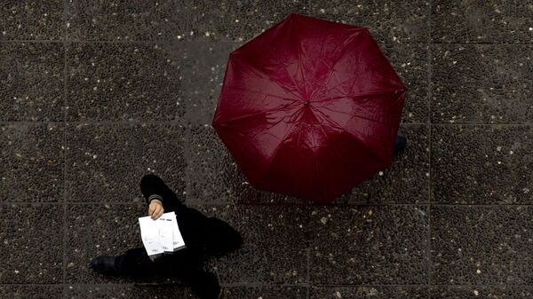 Люди идут под дождем. Архивное фото - Sputnik Кыргызстан