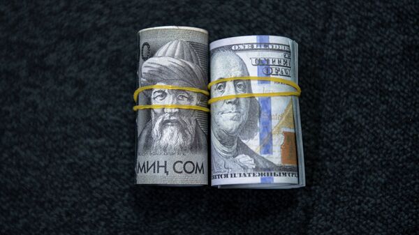 Доллары и сомы. Архивное фото - Sputnik Кыргызстан