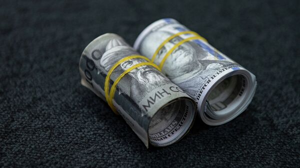 Доллар жана сом пачкалары. Иллюстративдик сүрөт - Sputnik Кыргызстан