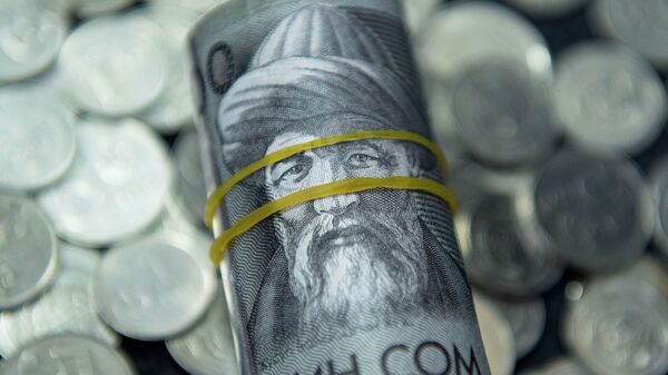 Пачка тысячасомовых купюр и монеты. Иллюстративное фото - Sputnik Кыргызстан