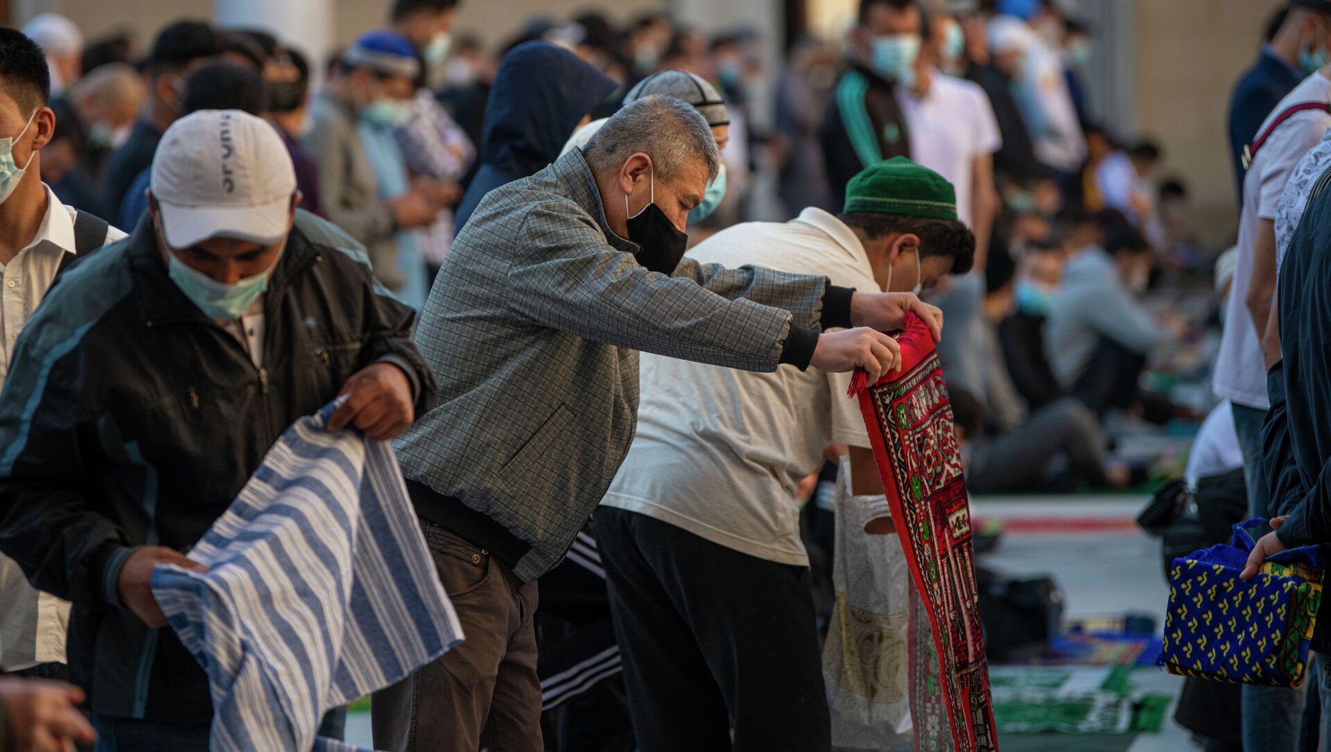 Мусульмане собираются в центральной мечети Бишкека, перед праздничным айт намазом по случаю окончания священного месяца Рамазан. Архивное фото - Sputnik Кыргызстан, 1920, 21.06.2021