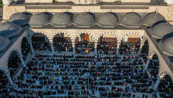 Мусульмане совершают праздничный айт намаз в центральной мечети Бишкека по случаю окончания священного месяца Рамазан - Sputnik Кыргызстан