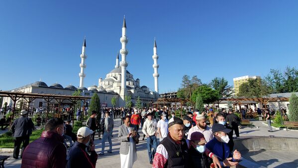 Праздничный айт намаз в центральной мечети Бишкека - Sputnik Кыргызстан