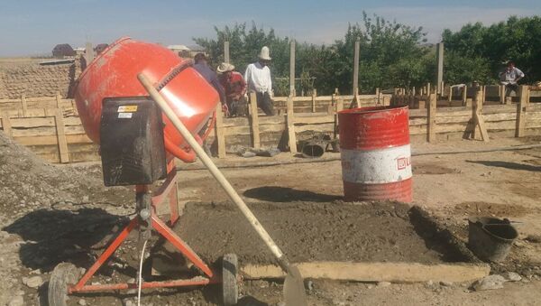 В селе Максат Баткенской области на месте сгоревших жилых домов началось строительство новых - Sputnik Кыргызстан