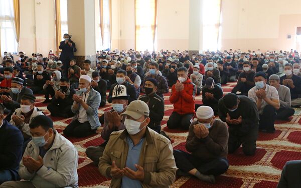 Ош шаарында бүгүн 43 мечитте, анын ичинде Сулайман-Тоо борбордук мечитинде майрамдык айт намаз окулду - Sputnik Кыргызстан