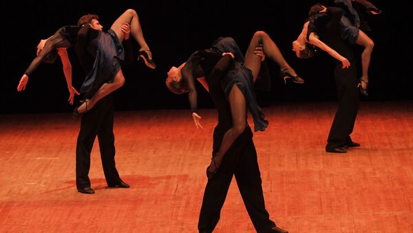 Танцоры выступают на сцене. Архивное фото - Sputnik Кыргызстан