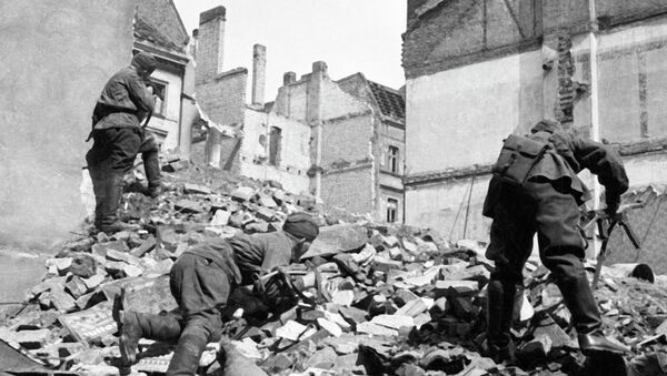 Советские солдаты ведут бой на одной из улиц Берлина. 1945 год - Sputnik Кыргызстан