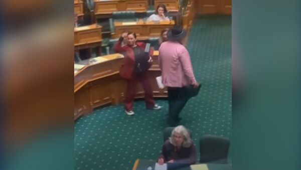 Депутата выгнали из парламента Новой Зеландии за танец в знак протеста. Видео - Sputnik Кыргызстан