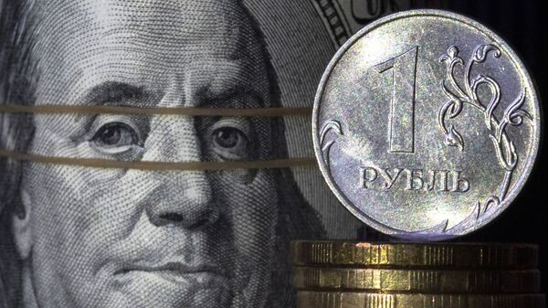 Купюры долларов США и монеты рублей. Архивное фото - Sputnik Кыргызстан
