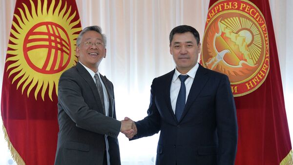 Президент КР Садыр Жапаров и посол США в Кыргызстане Дональда Лу  - Sputnik Кыргызстан