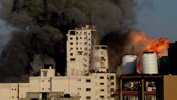Ракетами по зданиям — что сейчас происходит в секторе Газа. Видео - Sputnik Кыргызстан