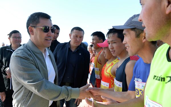 Президент пожелал всем спортсменам и любителям легкой атлетики, принимающим участие в сегодняшнем марафоне, семейного счастья, успехов, спортивных достижений и пожелал им быть активными членами общества - Sputnik Кыргызстан