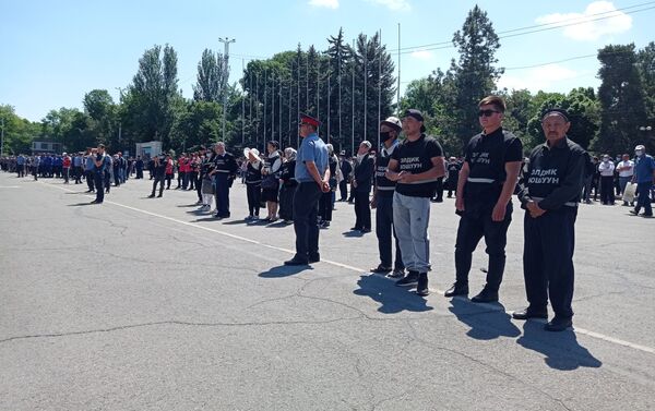 На Старой площади Бишкека прошел митинг сторонников президента Садыра Жапарова - Sputnik Кыргызстан