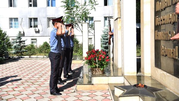 Кыргызстанда иш учурунда каза тапкан милиция кызматкерлеринин элесине арналып мемориалдык тактага гүлчамбар коюлду - Sputnik Кыргызстан