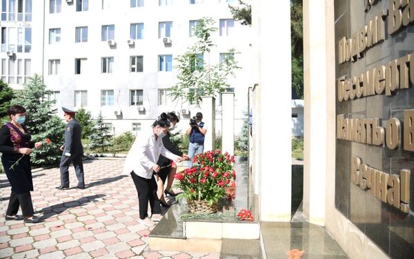В территориальных подразделениях МВД сегодня также проходят памятные мероприятия. - Sputnik Кыргызстан