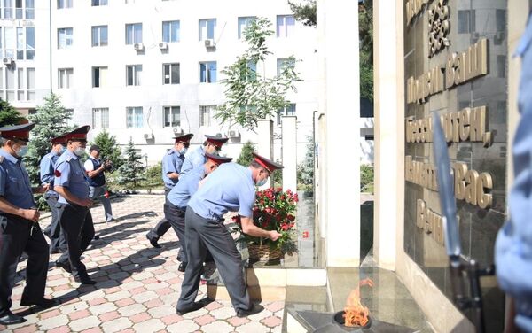 В завершение мероприятия собравшиеся возложили цветы к мемориальной доске и почтили память погибших минутой молчания - Sputnik Кыргызстан