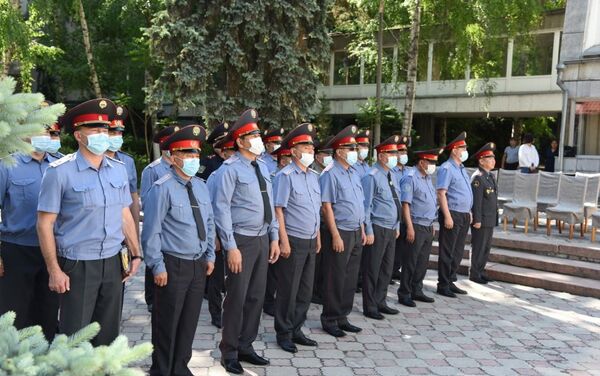 Как сообщила пресс-служба министерства, сегодня в центральном аппарате МВД вновь почтили память погибших - Sputnik Кыргызстан