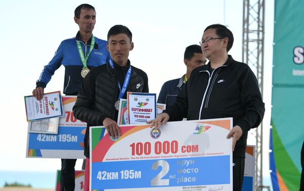 По итогам марафонского забега (42 километра) первые места заняли кыргызстанцы - Sputnik Кыргызстан