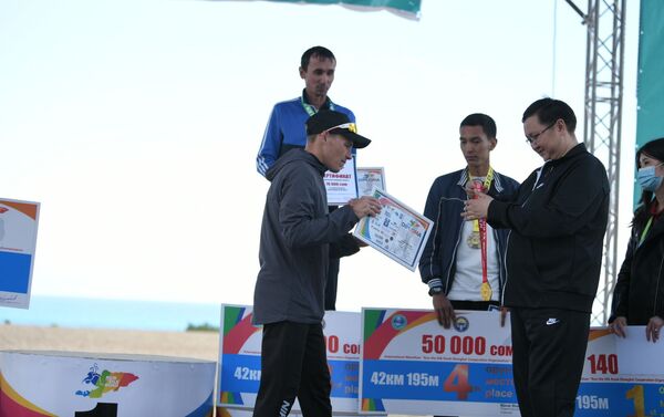 В состязаниях участвовали 3 тысячи легкоатлетов и любителей спорта из 35 стран - Sputnik Кыргызстан