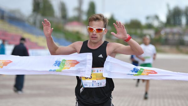 Кыргызстанский легкоатлет Илья Тяпкин финиширует на международном марафоне Run the Silk road - Sputnik Кыргызстан
