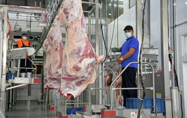 Частное предприятие специализируется на убое скота, первичной переработке мяса и доведении готовой продукции до потребителя - Sputnik Кыргызстан