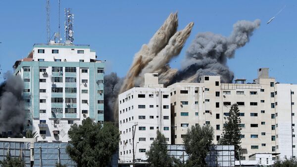 Обрушение здания в секторе Газа, где располагались офисы международных СМИ - Sputnik Кыргызстан