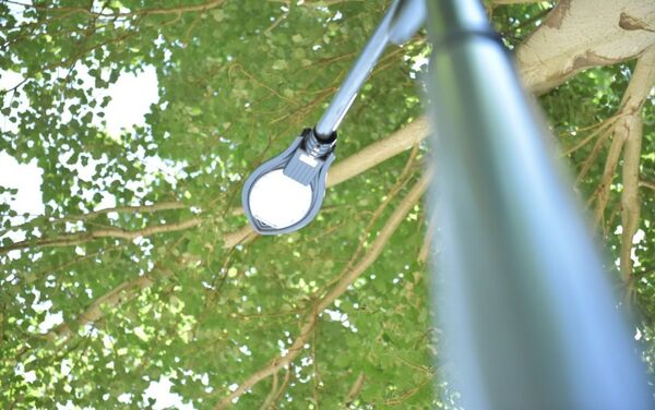 Осветители установили 56 железных опор наружного освещения и четыре железобетонных, а также 78 светодиодных светильников. Протянуто 600 метров самонесущего изолированного провода, под землей проложено 1 300 метров линий электропередачи. - Sputnik Кыргызстан