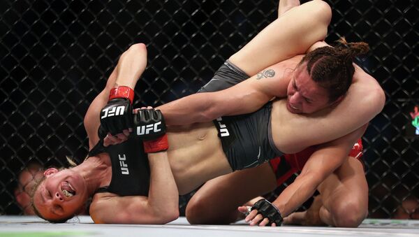 Андреа Ли применяет прием против Антонины Шевченко во время UFC 262 - Sputnik Кыргызстан