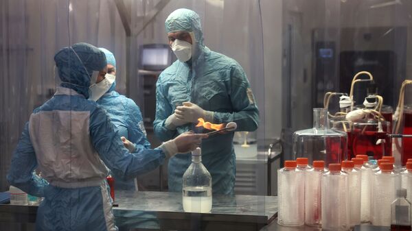 Сотрудники лаборатории во время разработки иммунобиологических препаратов. Архивное фото - Sputnik Кыргызстан